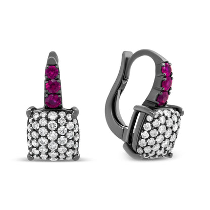 Pendientes colgantes de diamantes redondos y rubíes rojos graduados de 7/8 Cttw en oro blanco de 18 K chapado en rodio negro (color F-G, claridad VS1-VS2)