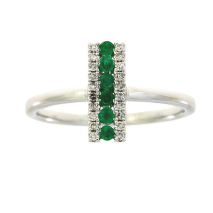 Anillo de oro blanco de 14 quilates con esmeralda de 0,25 quilates y diamantes