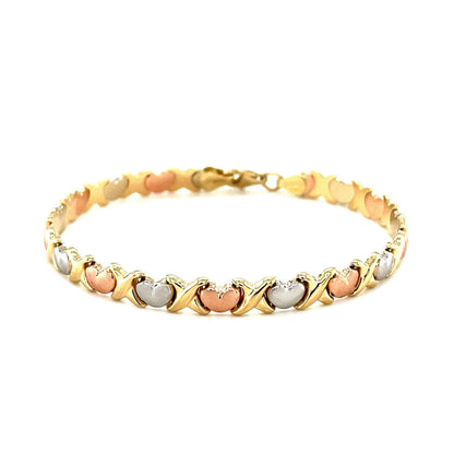 Pulsera de línea de corazones elegante satinada de oro tricolor de 14k