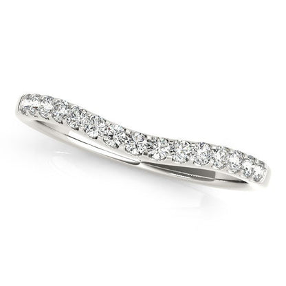 Anillo de boda curvo de oro blanco de 14 quilates con diamantes redondos y pavé (1/4 quilate en total)