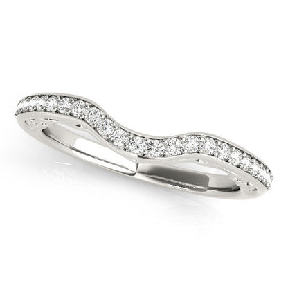 Anillo de boda curvo de oro blanco de 14 quilates con diamantes engastados en garras (1/6 quilates en total)