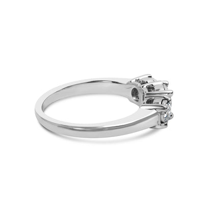 Anillo de oro blanco de 14 quilates con 1/2 quilate total de peso (CTTW) de diamantes cultivados en laboratorio redondos en engaste "milagroso" con tres piedras en placa de ilusión (color F-G, claridad VS1-VS2) - Talla de anillo 7