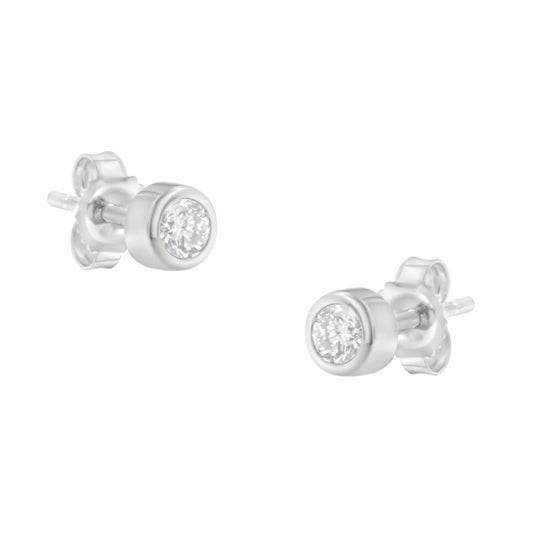 Pendientes de botón con bisel de oro blanco de 10 quilates y diamantes de talla brillante redonda de 1/5 quilates en color casi incoloro (color H-I, claridad I1-I2)