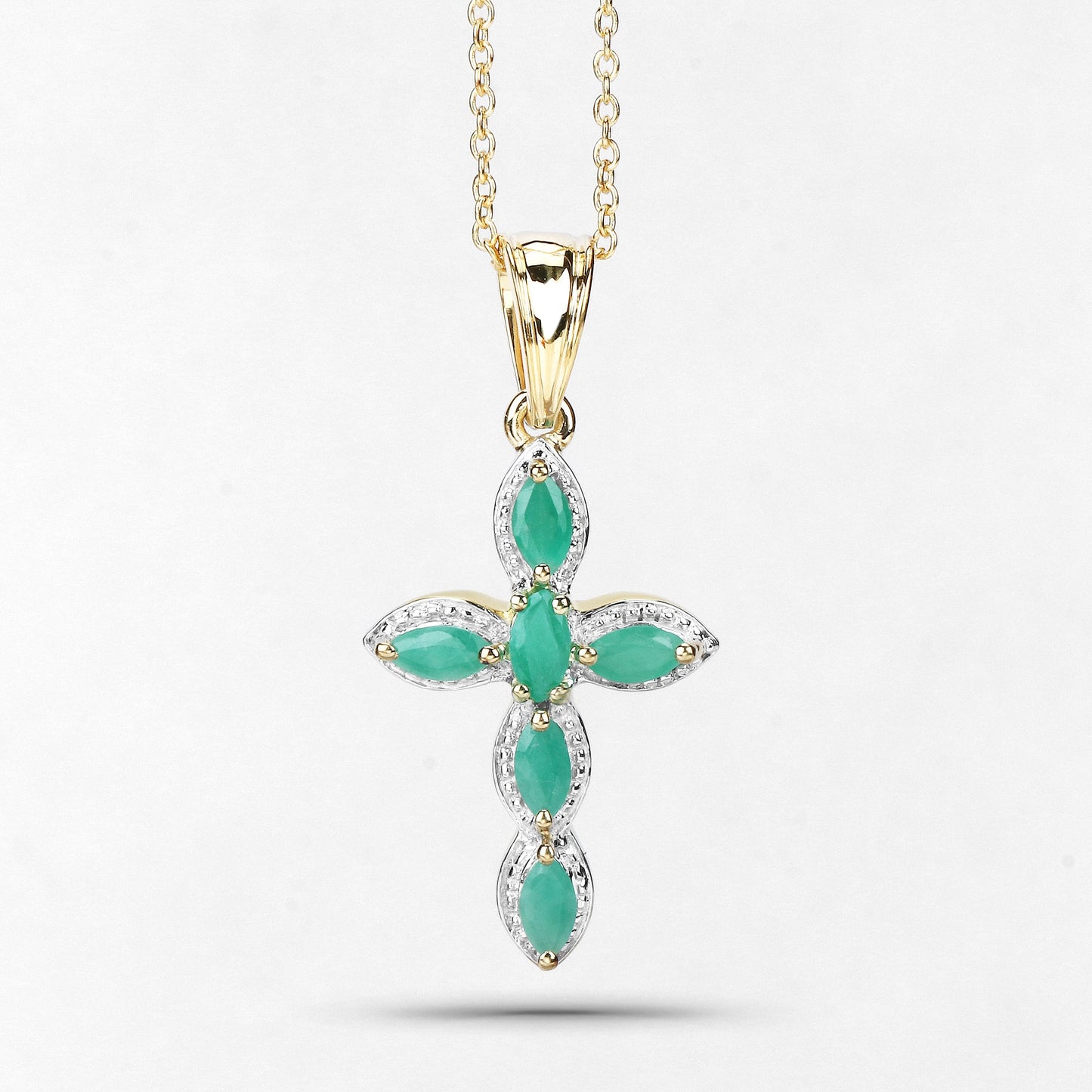 Colgante de plata de ley .925 con baño de oro amarillo de 18K y esmeralda natural de 0.84 quilates