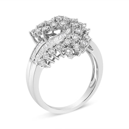 Anillo de cóctel en oro blanco de 10K, con diamantes redondos y de talla baguette, de 1/2 quilate en total, con forma de "S" entrelazada (Color I-J, Claridad I1-I2) - Talla 7