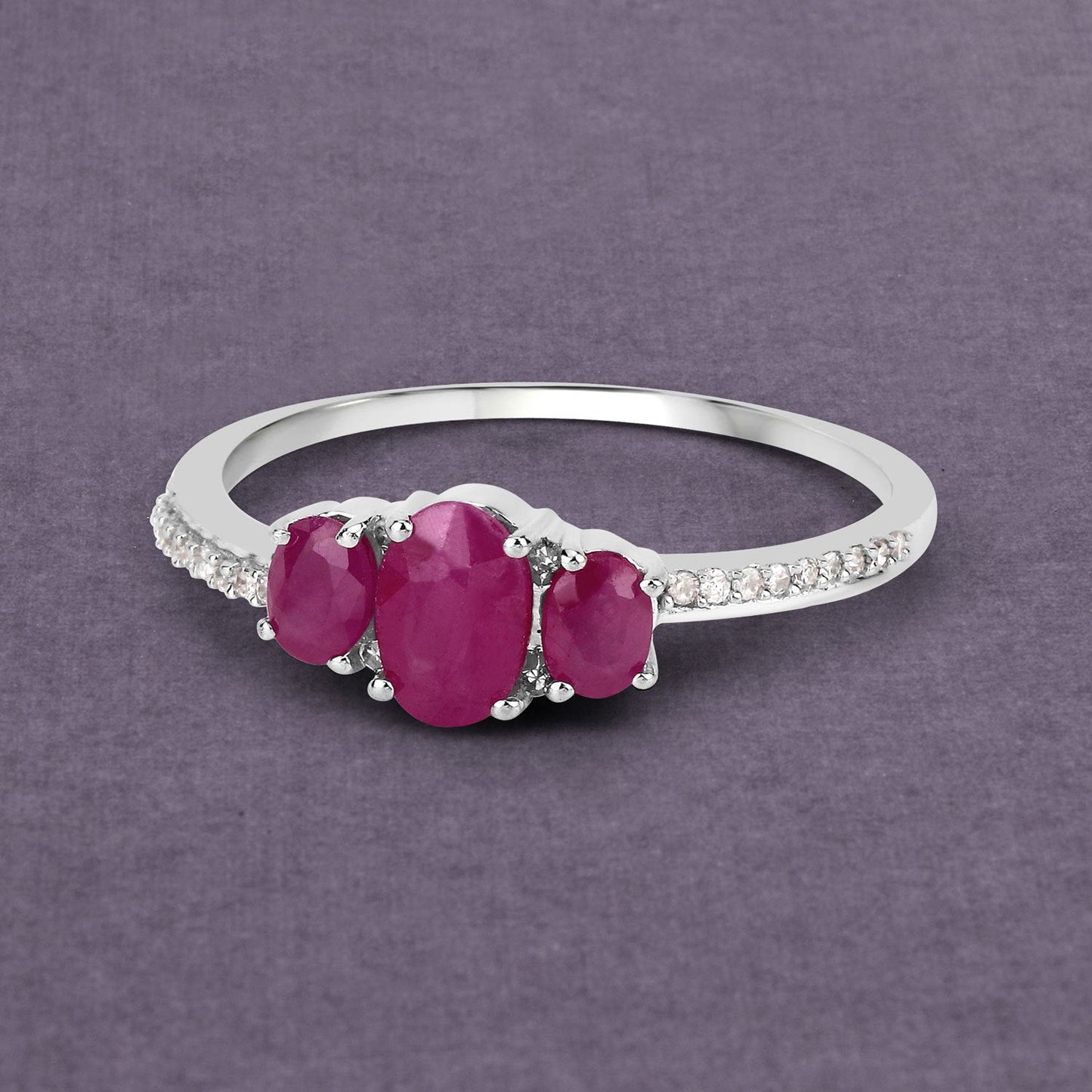 Anillo de oro blanco de 14K con rubí genuino de 1,02 quilates y diamantes blancos
