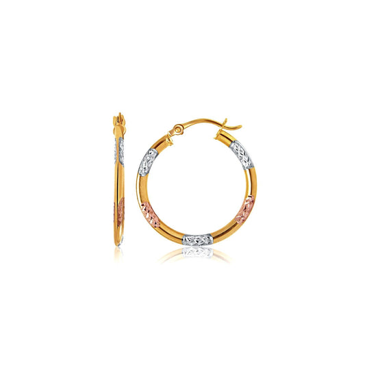 Pendientes de aro clásicos de oro tricolor de 10k con detalles de corte de diamante