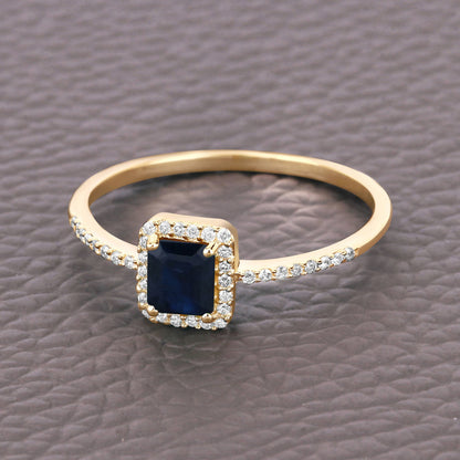 Anillo de oro amarillo de 14K con zafiro azul genuino de 0.60 quilates y diamantes blancos