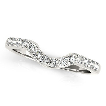 Alianza de boda curva de oro blanco de 14k con diamantes engastados en pavé (1/4 quilates en total)