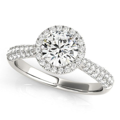 Anillo de compromiso con halo de diamantes en oro blanco de 14k y banda pavé (1 1/3 cttw)