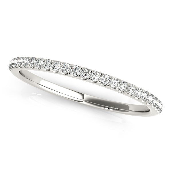 Alianza de boda de oro blanco de 14 quilates con diamantes redondos pavé (1/8 quilates en total)