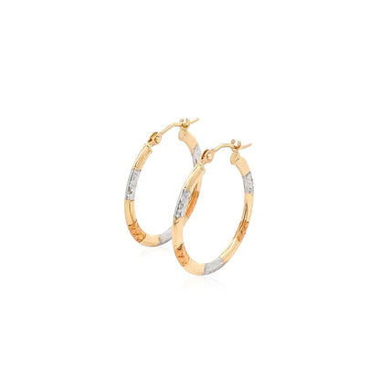 Pendientes de aro clásicos de oro tricolor de 10k con detalles de corte de diamante