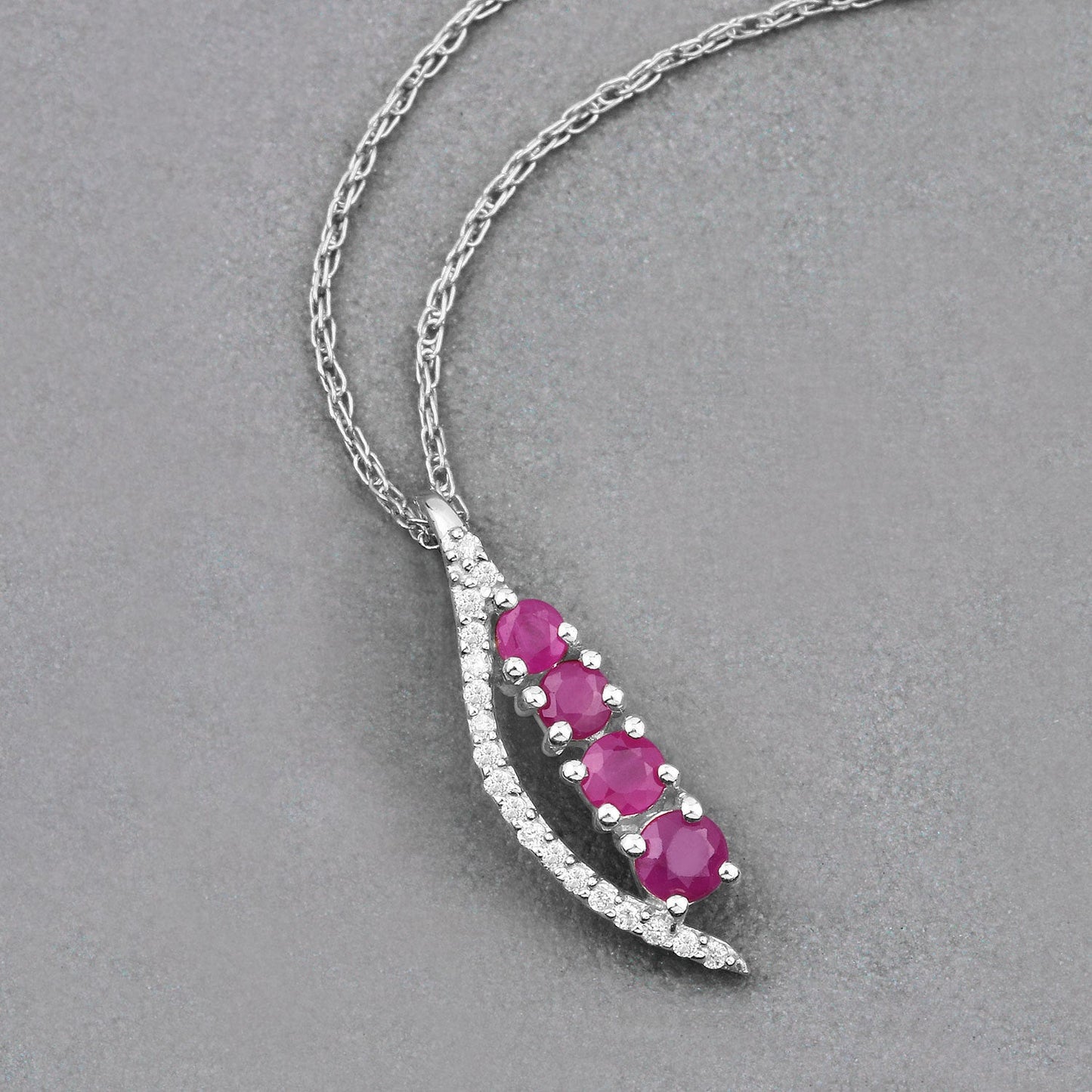 Colgante de oro blanco de 14 quilates con rubí auténtico de 0,43 quilates y diamantes blancos