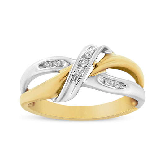 Anillo de oro amarillo y blanco de 10 quilates con diamantes de talla redonda de 1/20 quilates y diseño en bypass (Color I2, Claridad I-J)