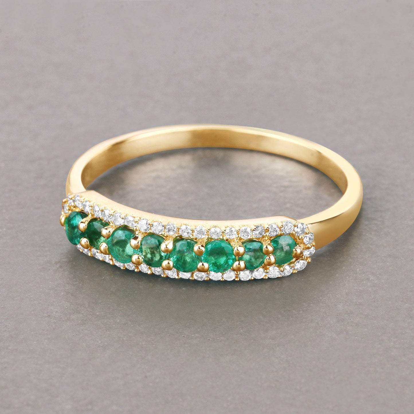 Anillo de oro amarillo de 14 quilates con esmeralda zambiana auténtica de 0,35 quilates y diamantes blancos