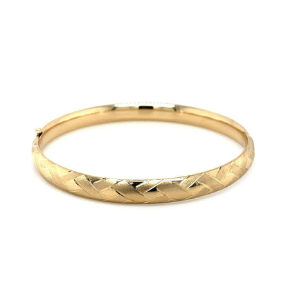 Brazalete abombado de oro amarillo de 14k con motivo trenzado