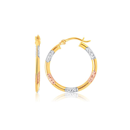 Pendientes de aro clásicos de oro tricolor de 14k con detalles de corte de diamante