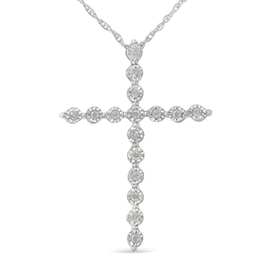 Collar con colgante de cruz de plata de ley .925 de 1/6 Cttw con diamantes de talla brillante y engaste milagroso de puntas compartidas de 18" (color I-J, claridad I2-I3)