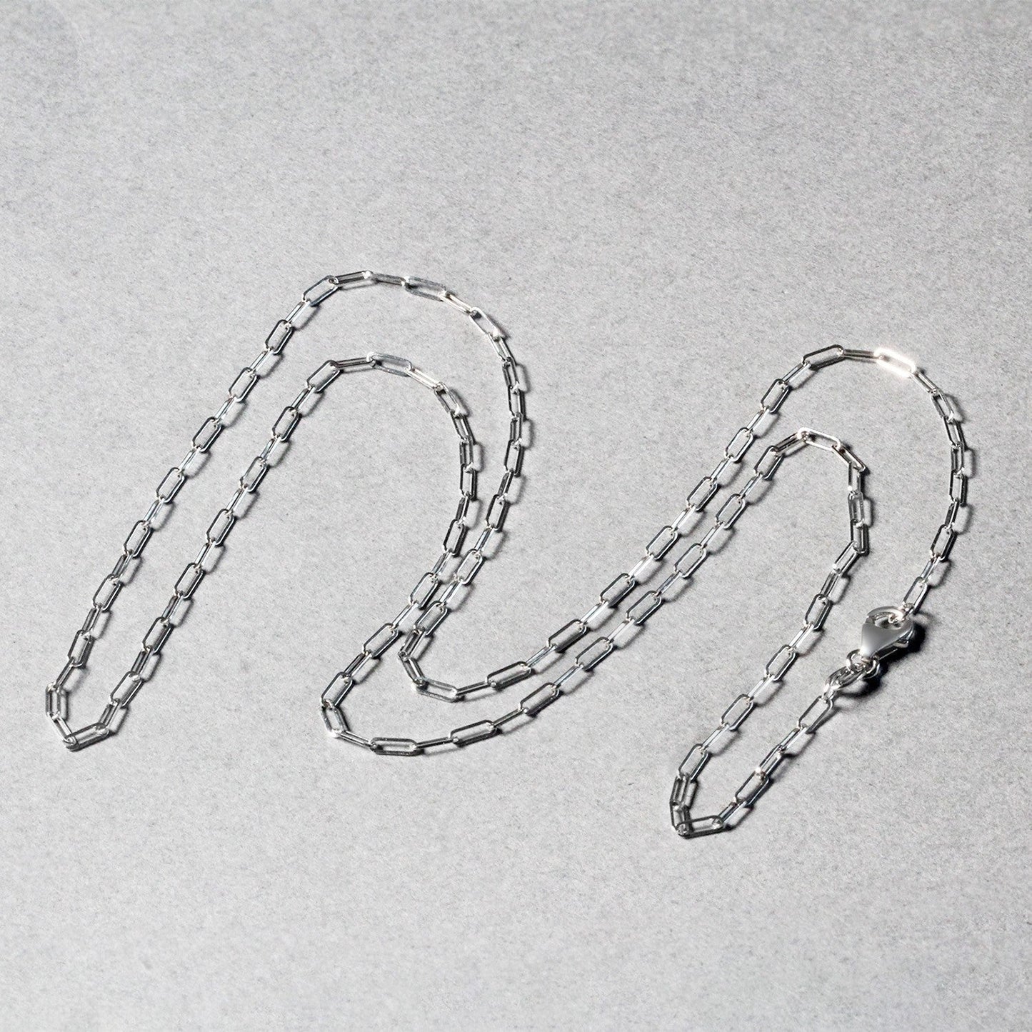 Cadena fina de oro blanco de 14K con diseño de clip (1.5mm)