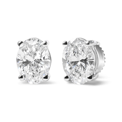 Pendientes solitario de diamante cultivado en laboratorio de oro blanco de 14K con forma ovalada de 3/4 Cttw (color F-G, claridad VS1-VS2)