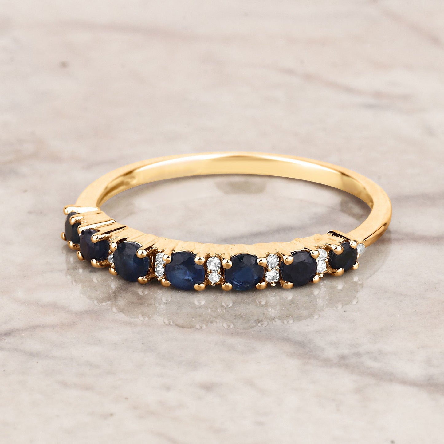 Anillo de oro amarillo de 14K con zafiro azul genuino de 0,43 quilates y diamantes blancos