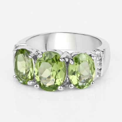 Anillo de plata de ley .925 con peridoto auténtico y topacio blanco de 4.14 quilates