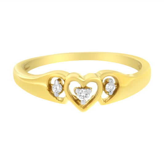 Anillo de oro amarillo de 10 qt con tres corazones de diamante de 1/20 qtc (K-L, I1-I2) - Talla 7