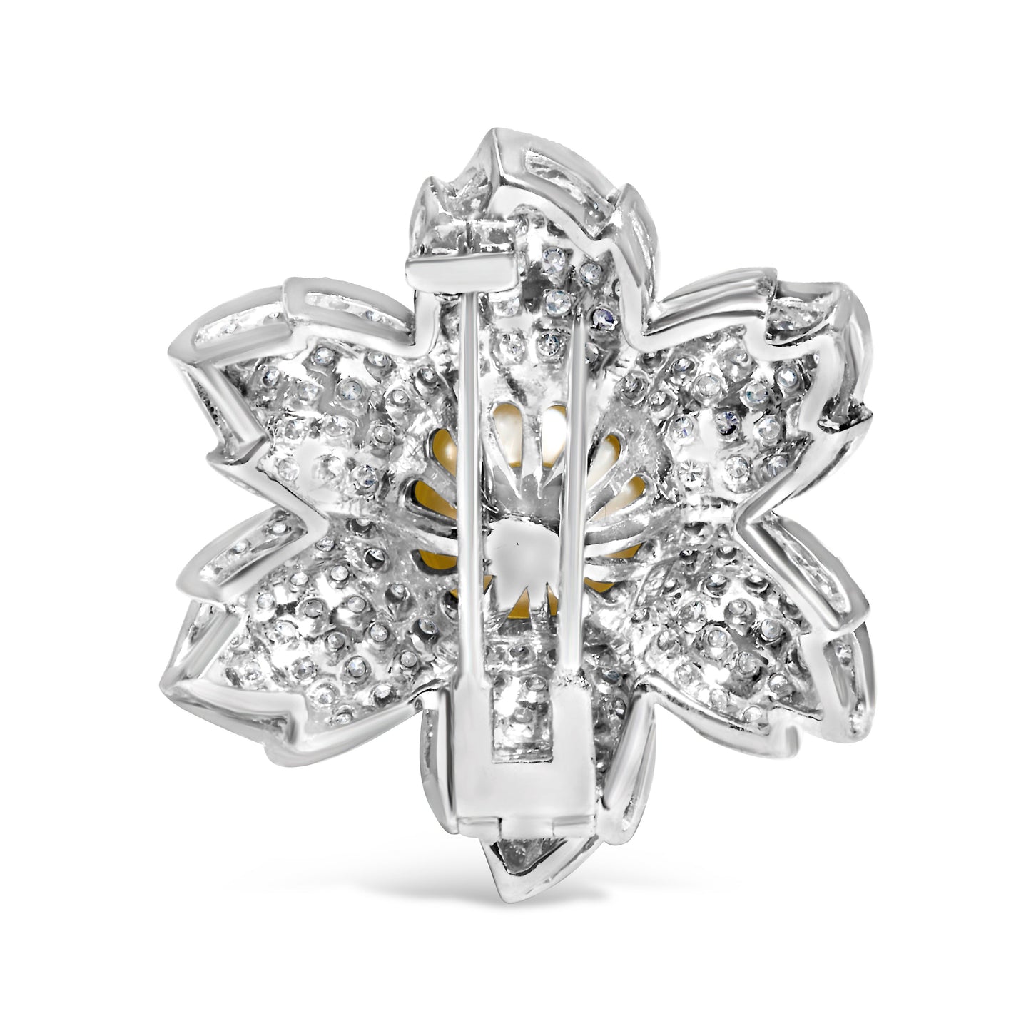 Broche con diseño floral de oro blanco de 18K con 2 3/4 Cttw de diamantes y perlas cultivadas de agua dulce de 12.5 MM (color G-H, claridad VS1-VS2)