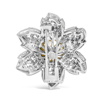 Broche con diseño floral de oro blanco de 18K con 2 3/4 Cttw de diamantes y perlas cultivadas de agua dulce de 12.5 MM (color G-H, claridad VS1-VS2)