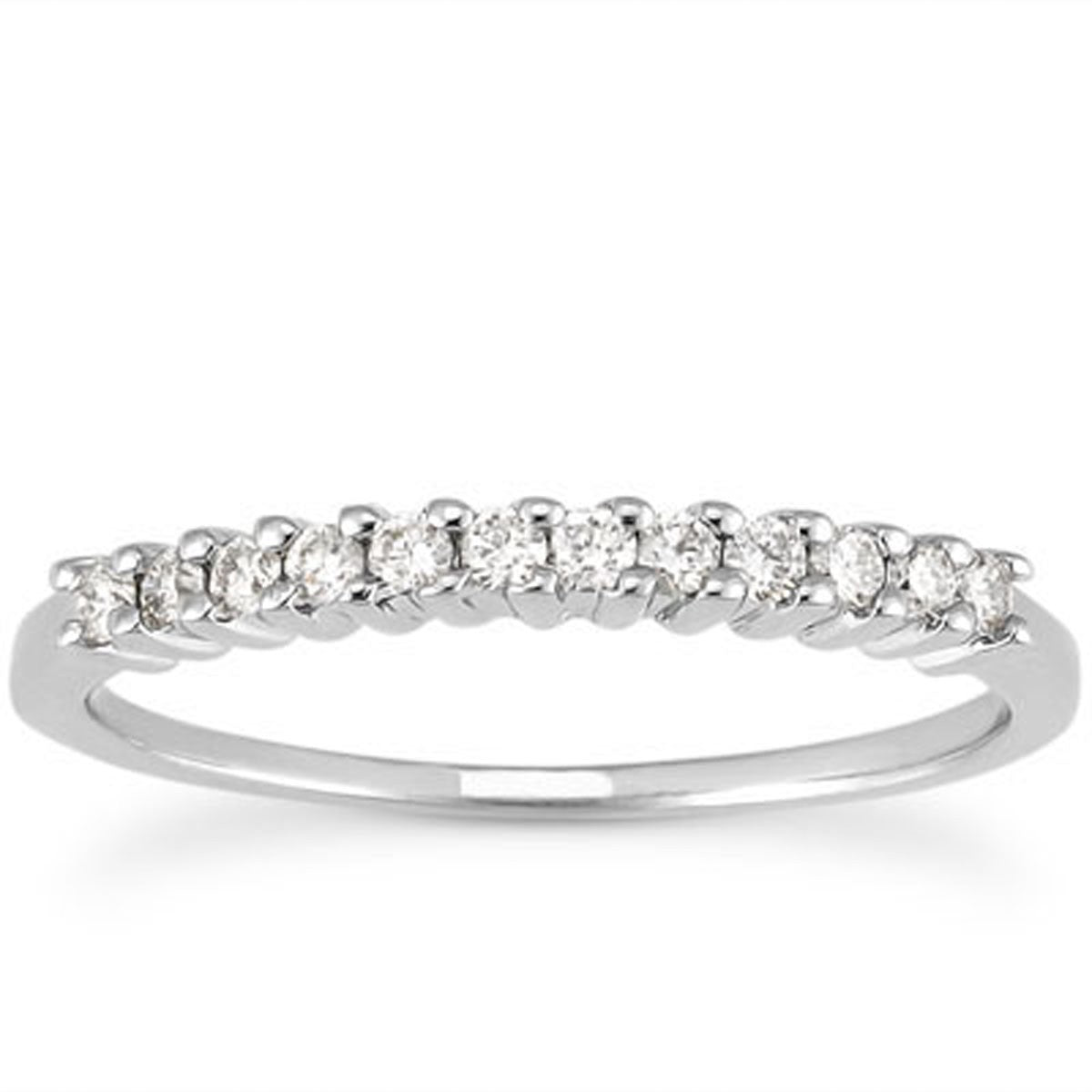 Anillo de boda de oro blanco de 14k con diamantes y garras compartidas elevadas