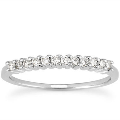 Anillo de boda de oro blanco de 14k con diamantes y garras compartidas elevadas