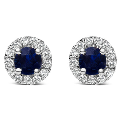 Pendientes de oro blanco de 10K con zafiro azul redondo de 3,25 mm x 3,25 mm y halo de diamantes de 1/10 Cttw (color I-J, claridad I1-I2)