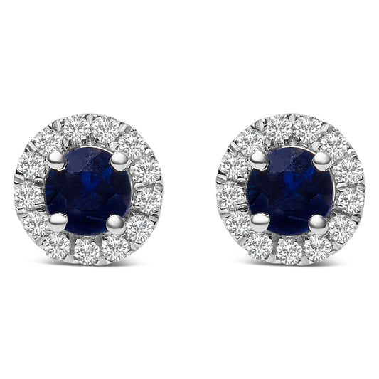 Pendientes de oro blanco de 10K con zafiro azul redondo de 3,25 mm x 3,25 mm y halo de diamantes de 1/10 Cttw (color I-J, claridad I1-I2)