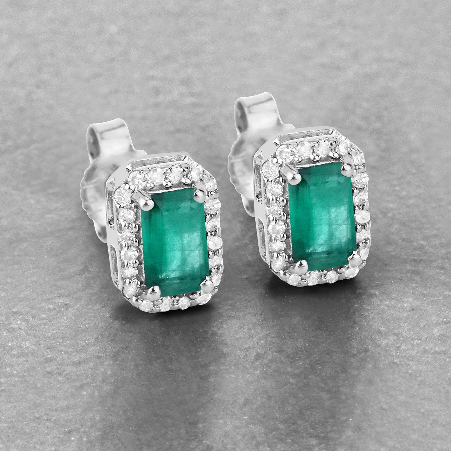 Pendientes de oro blanco de 14 quilates con esmeralda zambiana auténtica de 0,91 quilates y diamantes blancos