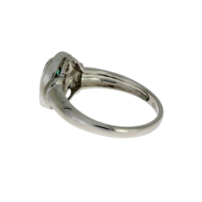 Anillo de oro blanco de 10 qt con esmeralda y diamantes de 0,60 ct