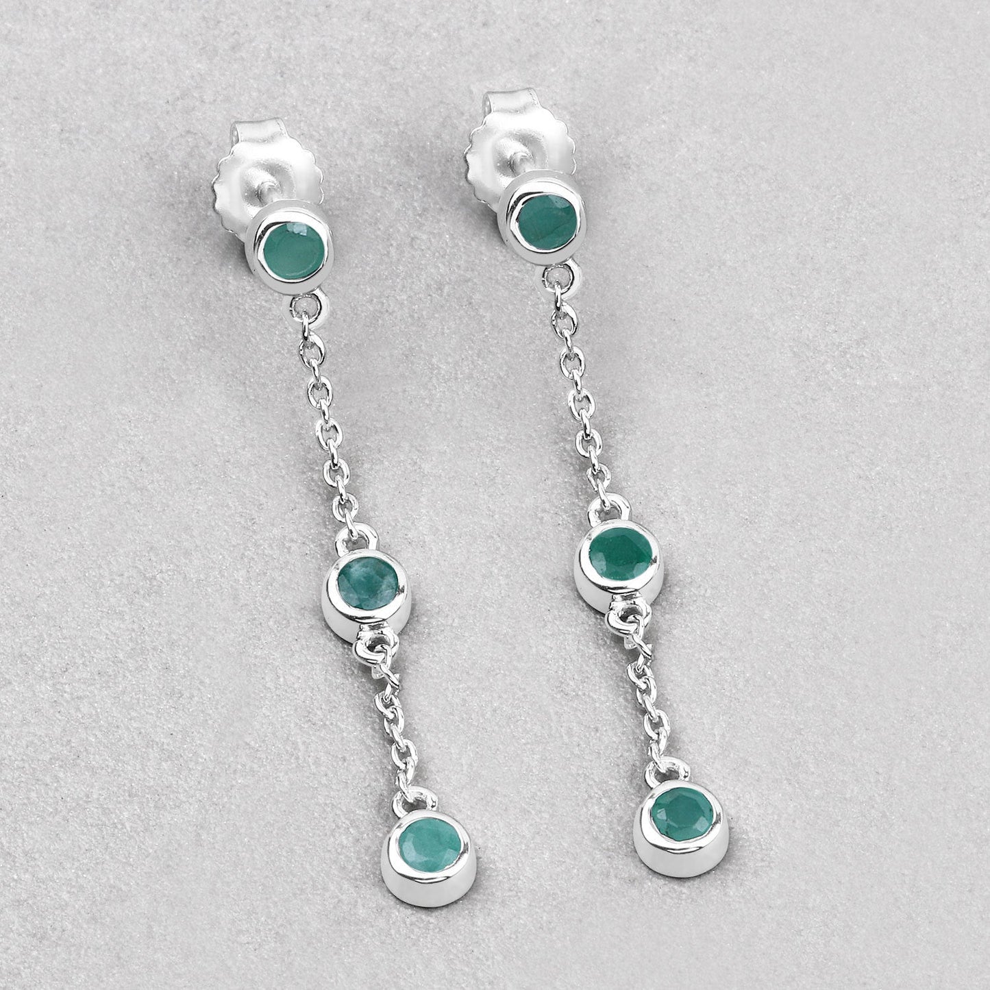 Aretes de plata de ley .925 con esmeralda genuina de 0.60 quilates