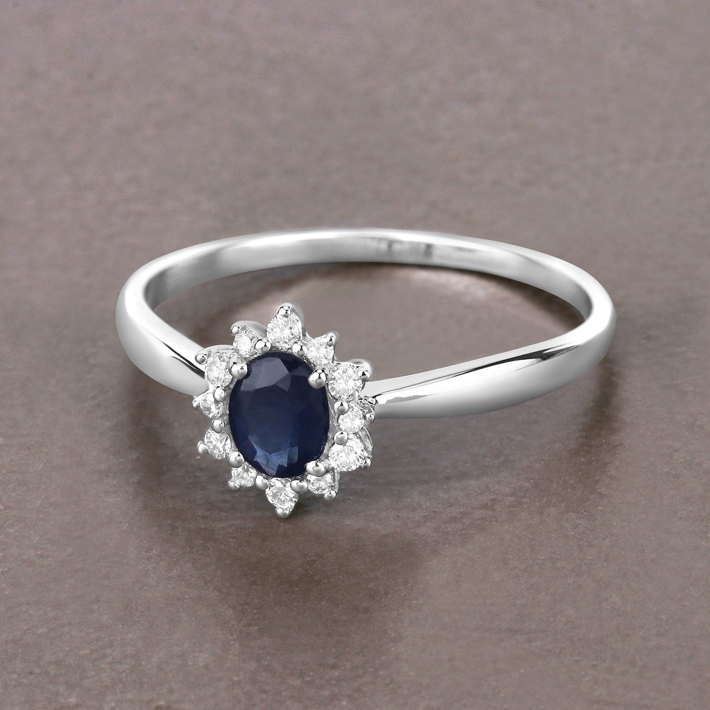 Anillo de oro blanco de 14K con zafiro azul auténtico de 0,44 quilates y diamantes blancos