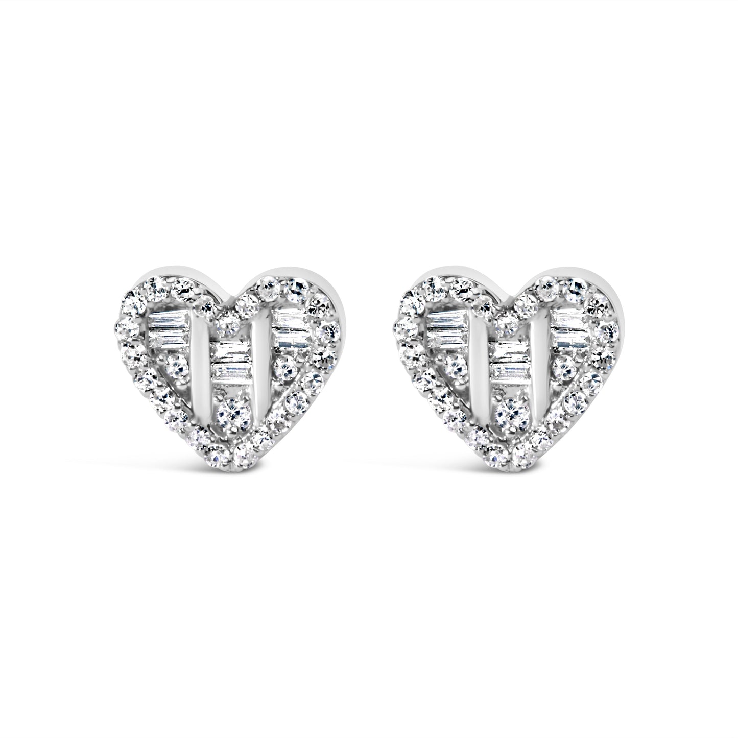 Pendientes con forma de corazón en oro amarillo de 14 quilates chapado en plata de ley .925 con diamantes redondos y baguette de 1/2 quilate en total (color I-J, claridad SI2-I1)