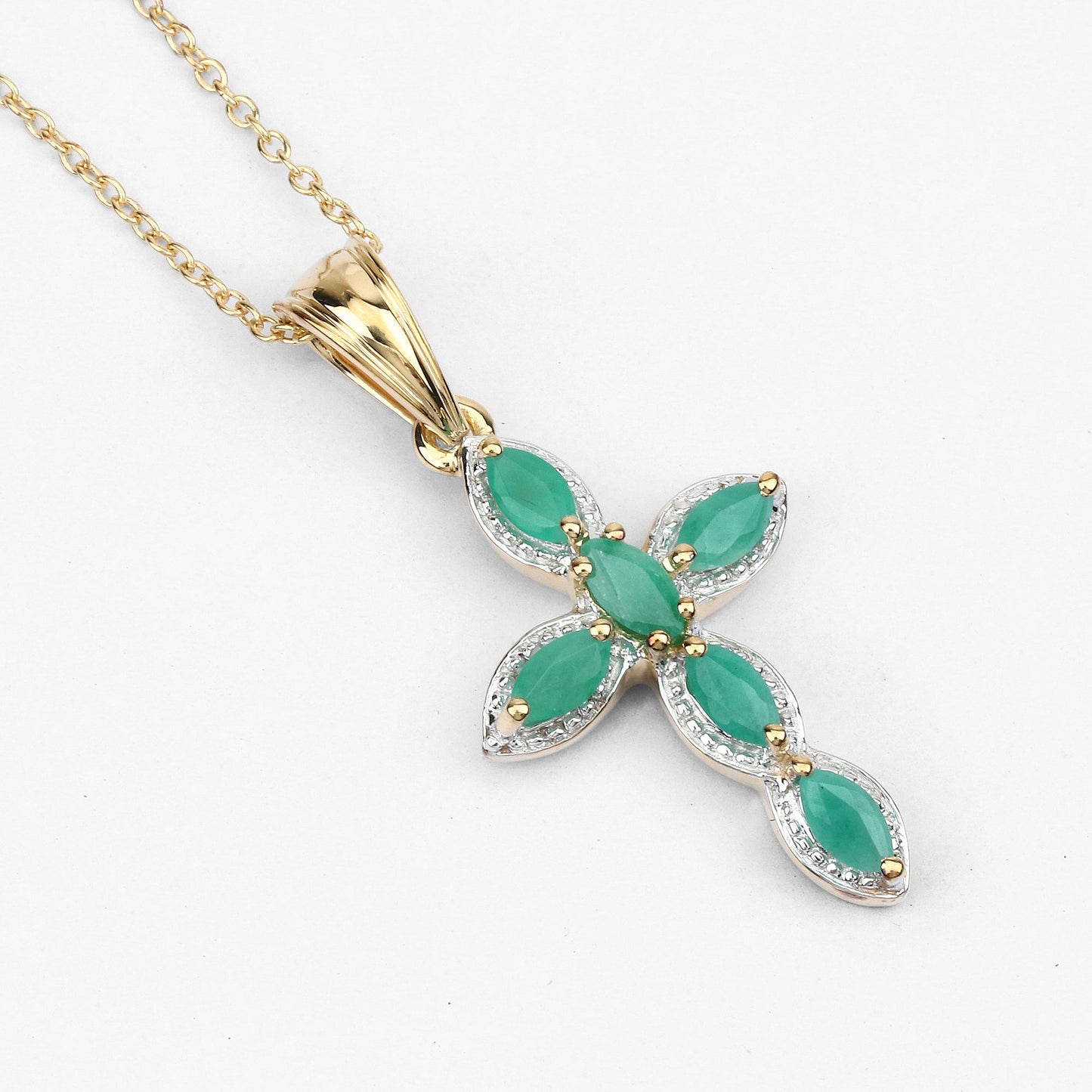 Colgante de plata de ley .925 con baño de oro amarillo de 18K y esmeralda natural de 0.84 quilates