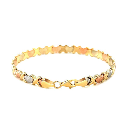 Pulsera de línea de corazones elegante satinada de oro tricolor de 14k