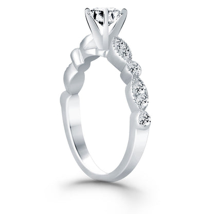 Anillo de compromiso de oro blanco de 14 quilates con diamantes de talla especial