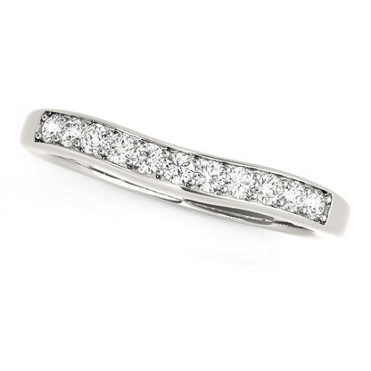 Alianza de boda de oro blanco de 14 quilates con diamantes curvos (1/4 quilates en total)