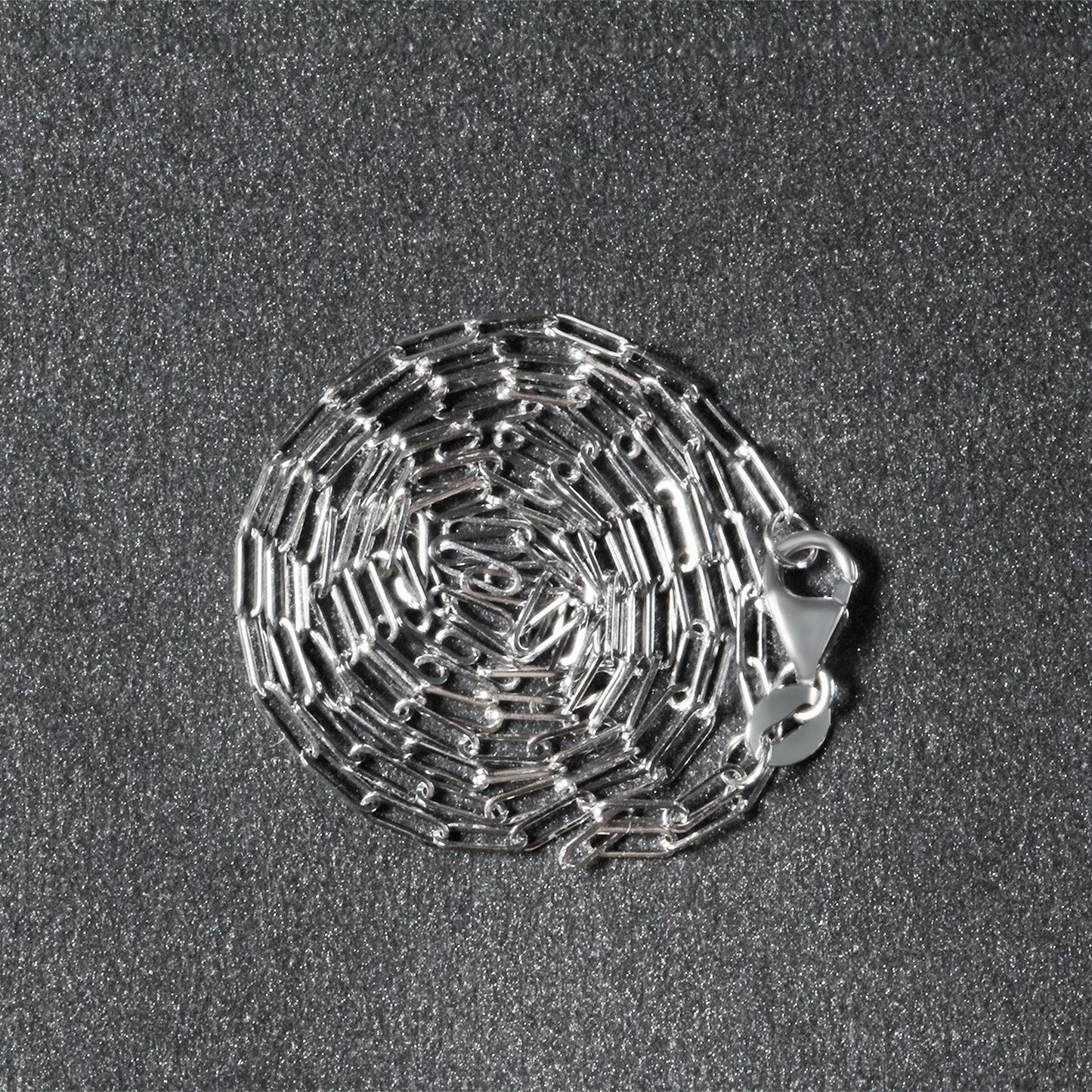Cadena fina de oro blanco de 14K con diseño de clip (1.5mm)