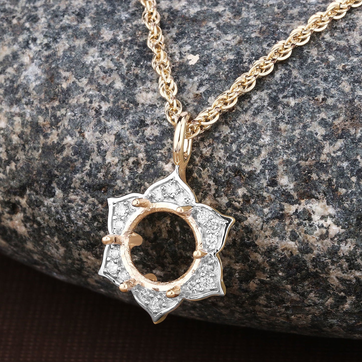Colgante semimontado de oro amarillo de 14K con diamante blanco genuino de 0,14 quilates - para gema redonda de 8,00 mm