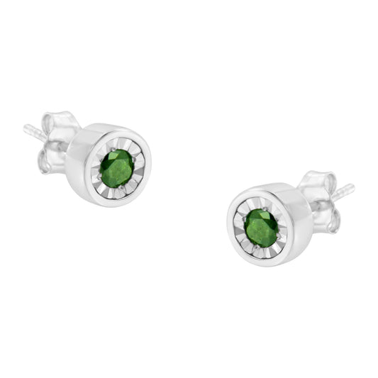 Aretes de botón de plata de ley .925 con diamante verde de talla brillante redonda de 1/4 Cttw, engaste de milagro (color mejorado elegante, claridad I1-I2)