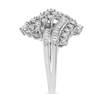 Anillo de cóctel en oro blanco de 10K, con diamantes redondos y de talla baguette, de 1/2 quilate en total, con forma de "S" entrelazada (Color I-J, Claridad I1-I2) - Talla 7