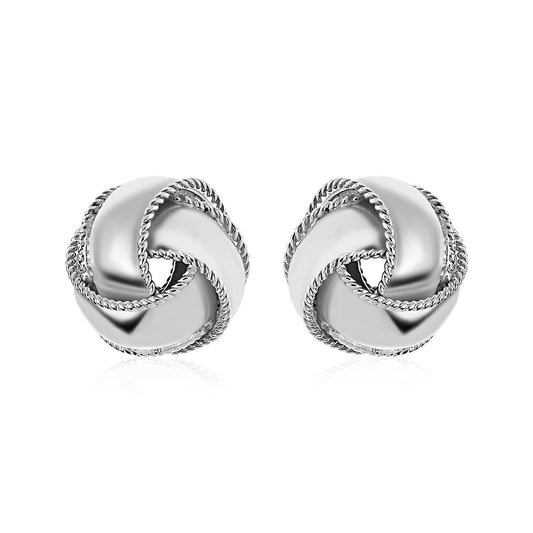 Pendientes de nudo de amor texturizados y pulidos de plata esterlina