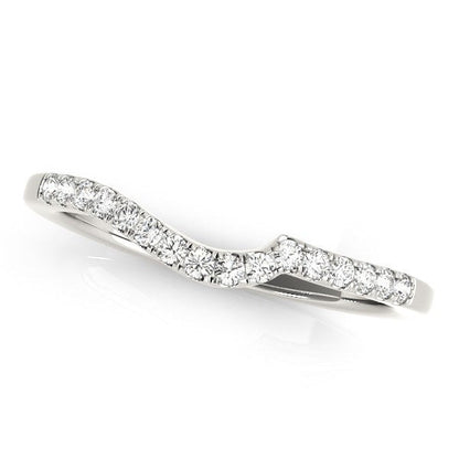 Anillo de boda de oro blanco de 14k estilo curvo con pavé de diamantes (1/6 quilates en total)