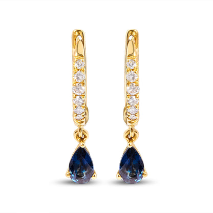 Pendientes de aro tipo Huggie con colgante de gota de zafiro azul con forma de pera de oro amarillo de 10 qt y diamantes de 1/10 ct. (color H-I, claridad I1-I2)