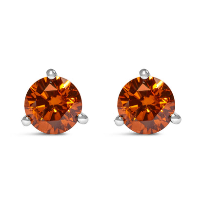 Pendientes de oro blanco de 14K con diamantes naranjas creados en laboratorio de 1/2 quilate (peso total), corte redondo brillante, engaste clásico de 3 puntas tipo Martini (color naranja, claridad VS1-VS2)